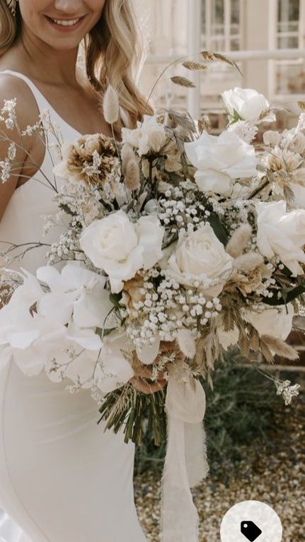 Wedding Bouquet Champagne, Champagne Wedding Flowers, Micro Wedding Ideas, Brides Flowers Bouquet, Taupe Wedding, Neutral Wedding Flowers, Champagne Flowers, Tan Wedding, Boho Wedding Bouquet