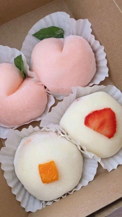 Strawberry Mochi, Korean Dessert, Mochi Ice Cream, Dessert Platter, Sweet Treats Desserts, Dessert Bites, Creative Desserts, Fruity Desserts, Dessert Shop