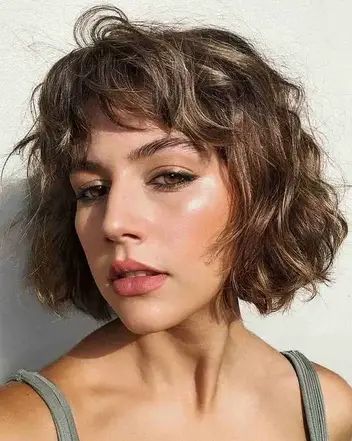 15 Stylish French Bob Haircut Ideas for a Chic and Timeless Look Chin Length Haircuts, Short Choppy Haircuts, Angled Bob Hairstyles, Short Wavy Bob, Wavy Bob Haircuts, Choppy Haircuts, French Bob, Bob Haircut With Bangs, Layered Bob Hairstyles