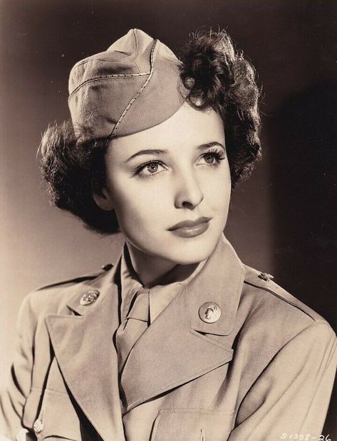 Laraine Day, Army Outfit, Ww2 Women, Wwii Women, Vera Lynn, Women's Uniforms, Women Ties, Female Soldier, Army Uniform