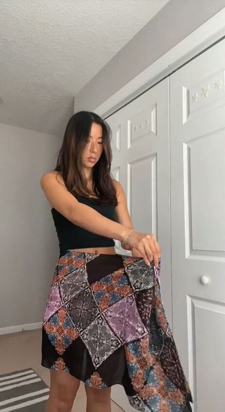 Scarf Into Skirt, Scarf Into A Skirt, Scarf As Skirt, Scarf As A Skirt, Printed Skirt Outfit, Scarf Skirt, T Shirt Tutorial, Simple Scarf, How To Make Skirt