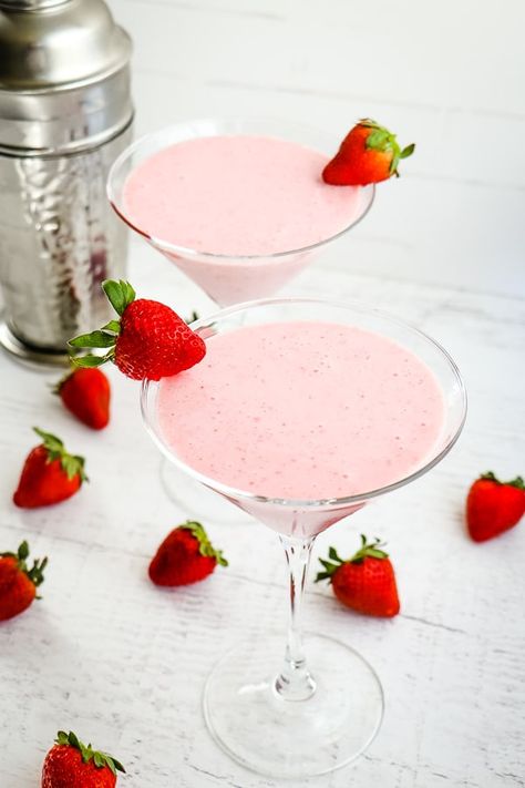 Strawberry Shortcake Martini | An Amazing Strawberry Cocktail with Vodka! Strawberries And Cream Alcoholic Drink, Strawberry Cheesecake Cocktail, Strawberry Shortcake Martini, Strawberry Cream Cocktail, Strawberries And Cream Cocktail, Galentines Event, Cocktail With Vodka, Baileys Drinks, Baileys Cocktails