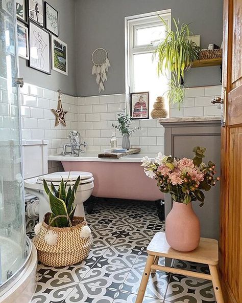 How To Use Dark Green in Your Living Room — Melanie Jade Design Pink Tub, Jade Design, Pink Bathroom Decor, Bohemian Bathroom, Boho Bathroom Decor, Cottage Bathroom, Boho Bathroom, Bathroom Inspiration Decor, Design Del Prodotto