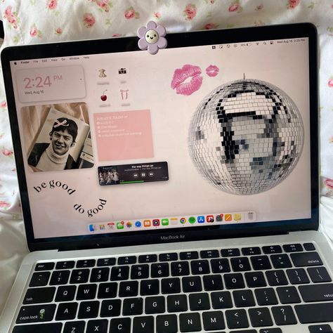 Book Mac Wallpaper, Harry Coded Wallpaper Laptop, Computer Wallapers Aesthetics, Cute Laptop Aesthetic, Laptop Widgets Wallpaper, Laptop Profile Picture, Mac Wallpaper Pink Aesthetic, Aesthetic Mac Homescreen, Laptop Wallpaper With Widgets