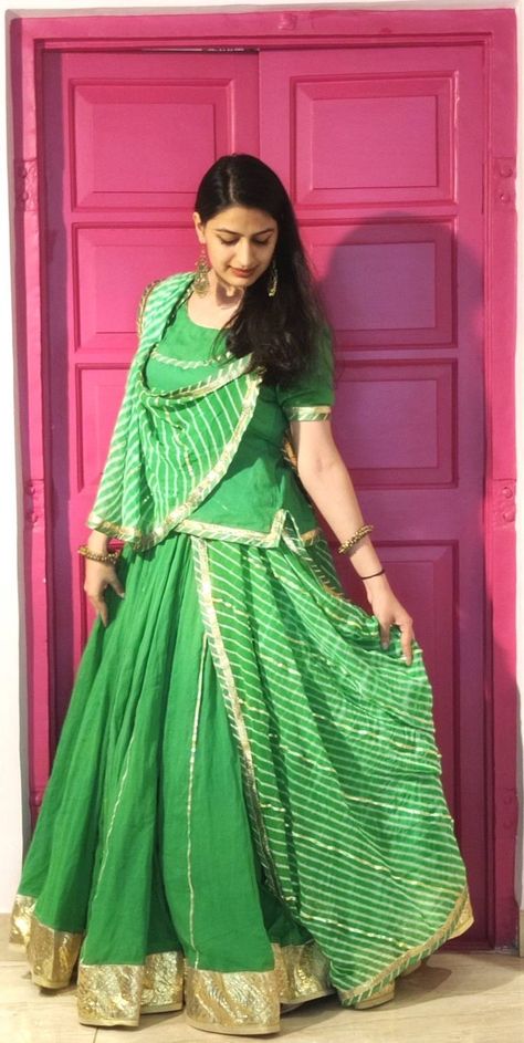 Simple Rajputi Look, Rajputi Kurti Designs, Green Bandhani Outfit Ideas, Rajputi Blouse Designs, Rajputi Blouse, Marvadi Blouse Pattern, Rajasthani Blouse Design, Latest Rajputi Poshak Designs, Rajasthani Kurti