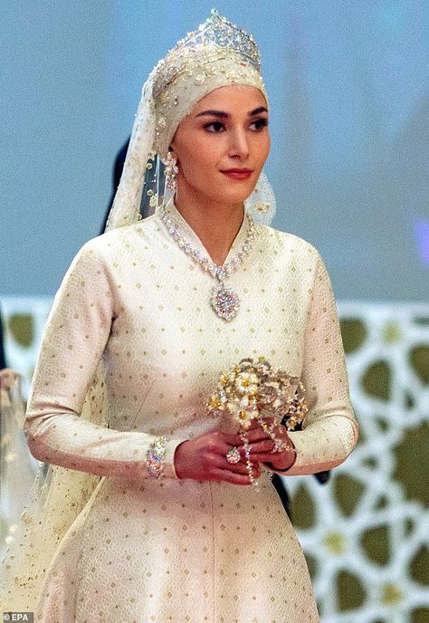 The bridge wore a stunning long white dress and jewels for her wedding to the prince Anisha Isa Kalebic, Prince Abdul Mateen, Abdul Mateen, Wedding Procession, Expensive Diamond, Princess Tiara, New Wife, Royal Weddings, Glam Wedding