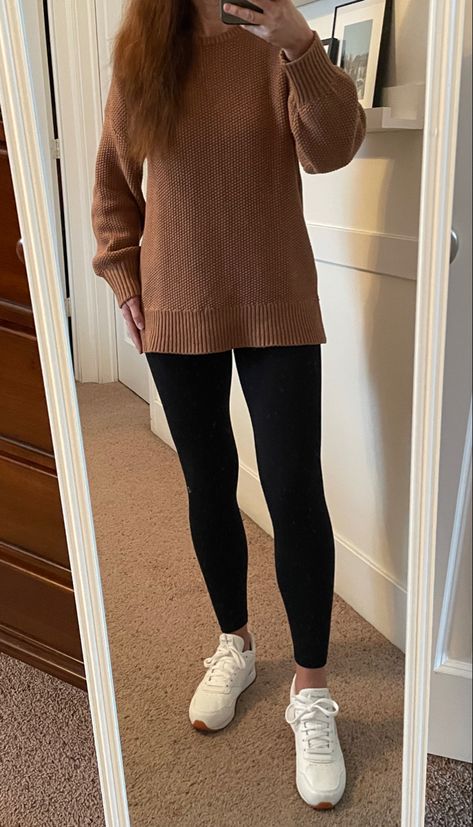 Outfits With Brown Sweaters, Oversized Sweater Leggings Outfit, Oversized Brown Sweater Outfit, Leggings With Sweater Outfit, Brown Sweater Outfit Fall, White Sneakers Fall Outfit, Brown Crewneck Outfit, Outfit Sweater Oversize, Ootd Crewneck