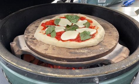 Pizza On The Big Green Egg, Pizza On The Green Egg, Pizza On Big Green Egg, Big Green Egg Pizza Recipes, Pizza On Green Egg, Green Egg Pizza Recipes, Green Egg Pizza, Pizza Stone Recipes, Big Green Egg Pizza