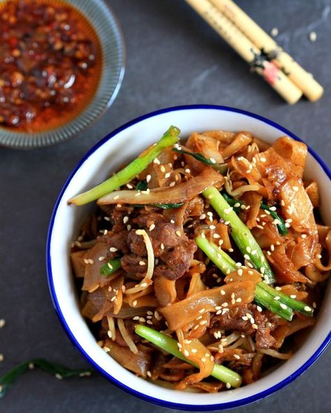 Vegan Chilli Recipe, Honey Soy Chicken Wings, Wide Noodles, Pan Fried Noodles, Popular Chinese Dishes, Bbq Pork Recipes, Vermicelli Recipes, Noodle Dinner, Rice Noodles Stir Fry