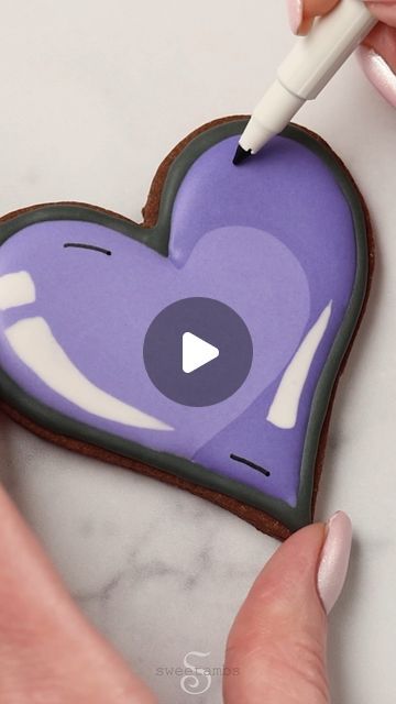 Heart Shaped Halloween Cookies, Valentines Day Cookies Decorated Simple, Valentines Cookies Decorated Ideas, Heart Cookies Decorated, Decorated Biscuits, Heart Shaped Sugar Cookies, Royal Cookies, Valentines Day Sugar Cookies, Heart Sugar Cookie