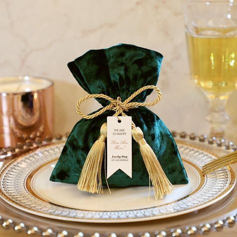 Gold Wedding Color Palette, Emerald And Gold Wedding, Emerald Green And Gold Wedding, Green And Gold Wedding, Candy Bags Wedding, Baby Shower Wrapping, Gold Wedding Colors, Box Bags, Gold Wedding Inspiration