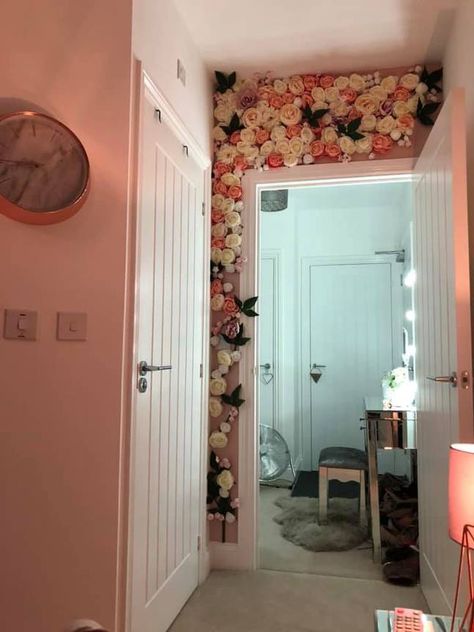 Flower Ceiling Bedroom, Flower Wall Bedroom, Floral Doorway, Diy Floral Wall, Flower Ceiling, Budget Design, Wall Bedroom, Card A, Ceiling Decor