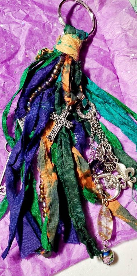 Sari Silk Jewelry, Keychain Beads, Diy Tassel Necklace, Purse Charms Diy, Beads Keychain, Tassel Crafts, Tassel Bag Charm, Boho Keychain, Sari Ribbon