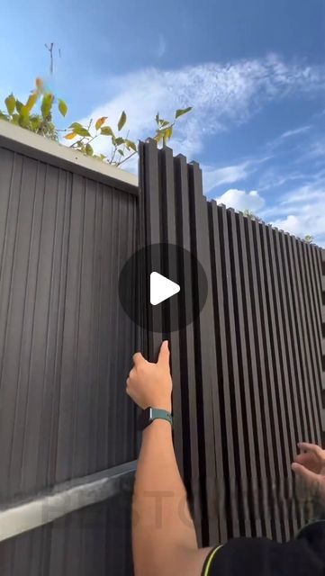 Privacy Fence Around Pool, Concrete Fence Wall, Modern Wood Fence, Exterior Wall Panels, Fence Wall Design, House Fence Design, Privacy Fence Designs, Cascading Flowers, Decoration Birthday Party