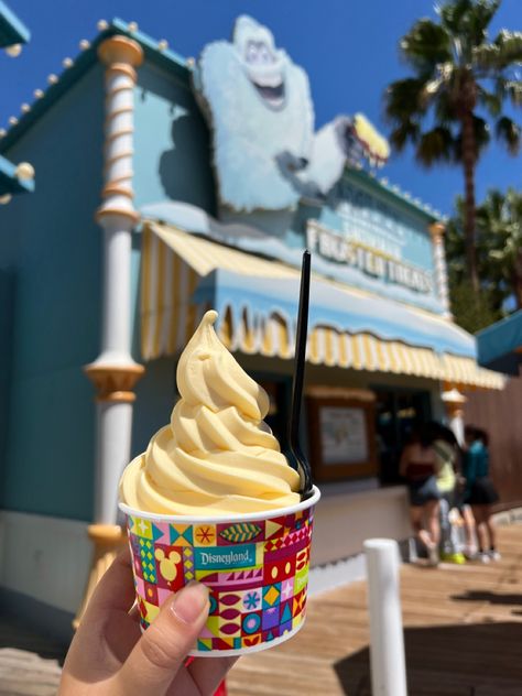 Disneyland California Food, Mango Frozen Yogurt, Best Disneyland Food, Yogurt Frozen, Food Disney, Disneyland California Adventure, California Food, Disneyland Food, Disney Treats