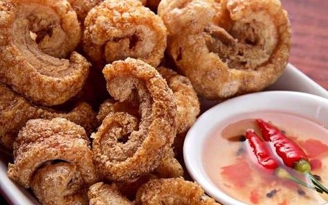 Pork Rinds Recipes, Pork Chicharon, Filipino Appetizers, Pork Rind Recipes, Pork Skin, Crunchy Snacks, Filipino Food Dessert, Pinoy Foods, Pork Cheeks