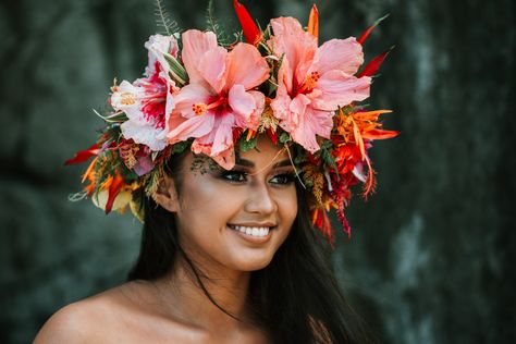 Beautiful flower crown or as we call it Haku lei | KMANG PHOTOGRAPHY Polynesian Flower Crown, Hawaiian Head Piece, Hawaiian Themed Outfits, Flower Hairstyles, Hawaiian Princess, Haku Lei, Polynesian People, Hawaiian Hairstyles, Hawaiian Girl