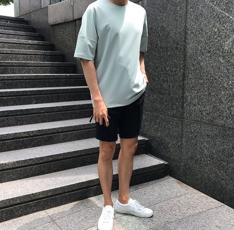 Summer staple - light blue raglan tee black shorts and white sneakers Mens Outfit Black, Shorts And White Sneakers, Male Outfits, Japanese Street, Japanese Street Fashion, Shorts White, Raglan Tee, Fashion App, Summer Staples