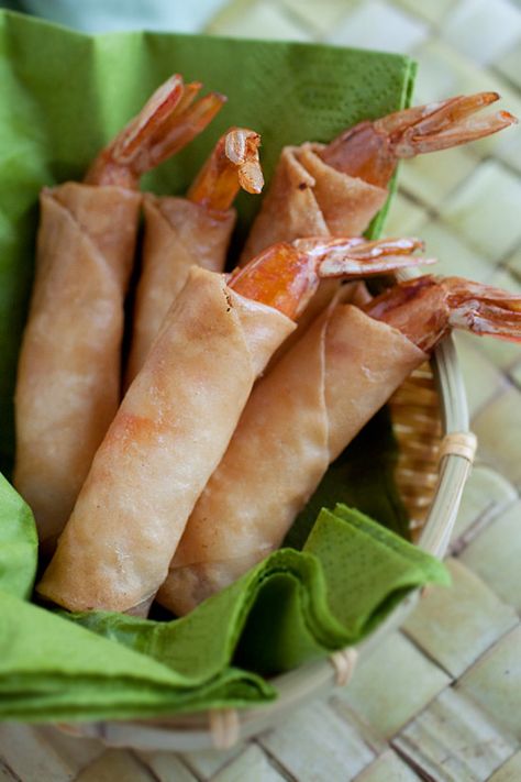 Firecracker Shrimp, amazing appetizer recipe where shrimp is wrapped with spring rolls wrapper and deep-fried. So YUMMY | http://rasamalaysia.com Firecracker Shrimp, Shrimp Wraps, Shrimp Spring Rolls, Shrimp Rolls, Spring Roll Wrappers, Asian Recipe, Shrimp Appetizers, Mapo Tofu, Spring Roll Recipe