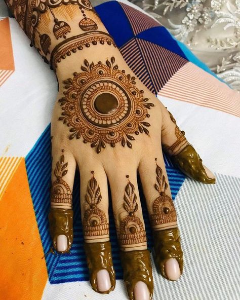 Hand Mehndi Design Simple, Latest Finger Mehndi Designs, Aesthetic Mehndi, Mehndi Design Simple, Arab Countries, Bridal Mehandi, Henna Designs Wrist, Simple Mehndi Design, Henna Wedding