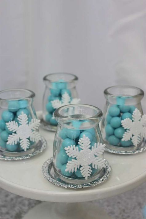 Frozen Centerpieces, Disney Birthday Party Ideas, Elsa Birthday Party, Frozen Bday Party, Frozen Party Decorations, Disney Frozen Birthday Party, Anna Und Elsa, Frozen Birthday Theme, Disney Frozen Party