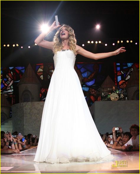 Fearless Tour Prom Captions, Fearless Tour, Celebrity Dresses Red Carpet, Taylor Swift Dress, Swift Tour, Taylor Swift Fearless, All About Taylor Swift, Swift Photo, Taylor Swift Red