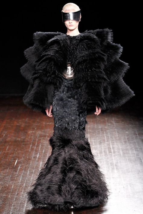 See the complete Alexander McQueen Fall 2012 Ready-to-Wear collection. Alexander Mcqueen Ready To Wear, Feather Gown, Savage Beauty, Sarah Burton, Moda Paris, Fabulous Dresses, Couture Fashion, Paris Fashion, Runway Fashion