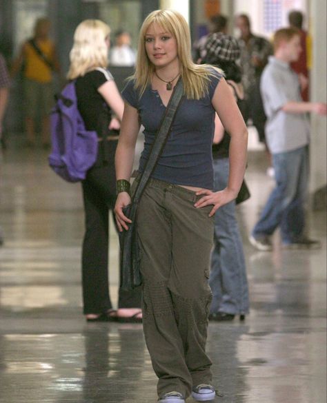 Hilary Duff A Cinderella Story Outfits, Hilary Duff Cinderella Story Outfits, Hilary Duff 2000s Fashion, 2000 Nerd Fashion, Sam Montgomery Outfits, 2000s Highschool Outfits, 2000 Movie Outfits, 2000s Fashion Movies, A Cinderella Story Outfits