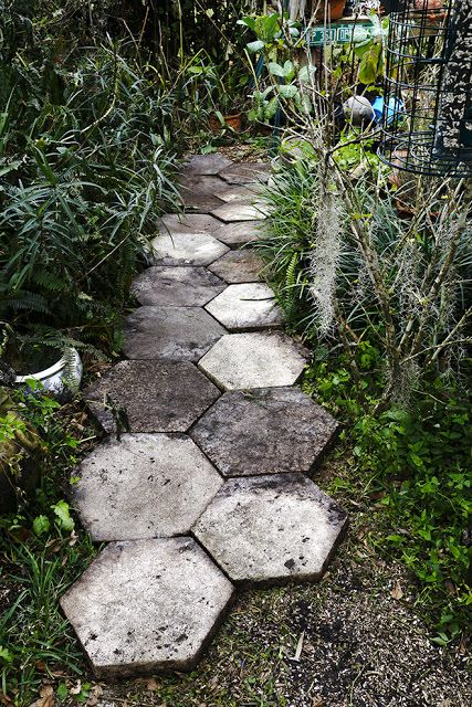 Hexagon Pavers Backyard, Hexagon Stepping Stones, Hexagon Garden Design, Hexagon Pavers Pathways, Hexagon Pathway, Octagon Pavers, Stone Footpath, Hexagon Pavers, Paver Ideas