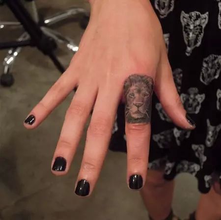 Lion Finger Tattoo, Lion Tattoos For Women, Lion Face Tattoo, Lion Tattoo On Finger, Finger Image, Tattoo On Finger, Lioness Tattoo, Lion Tattoos, Finger Tattoo For Women