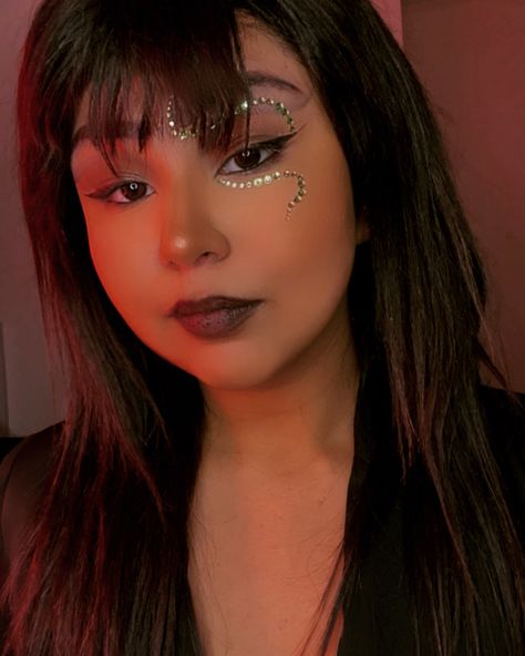 Eras Tour Inspired Makeup Reputation Era Makeup #makeup #erastour #reputation #swiftie #makeupoftheday #makeupartist #makeuplover #makeupideas #viralpost Taylor Swift Concert Make Up Ideas, Reputation Era Eye Makeup, Simple Reputation Makeup, Taylor Swift Reputation Makeup Tutorial, Reputation Aesthetic Makeup, Debut Eras Tour Makeup, Reputation Era Inspired Outfits, Eras Tour Rep Makeup, Taylor Reputation Makeup