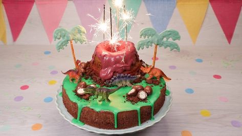 Vulkan-Kuchen: Anleitung zum Selbermachen | TOGGO Eltern Dino Birthday Cake, Dino Cake, Dinosaur Birthday Cakes, Train Cake, Dino Birthday, Dino Party, Girl Birthday Party, Birthday Cake Kids, Food Humor