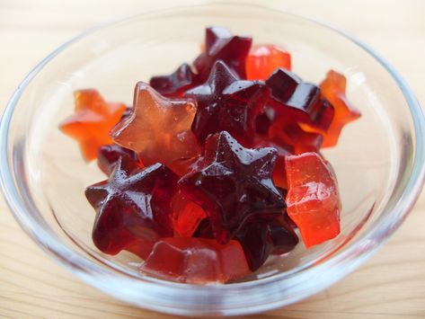 Homemade Gummy Bears, Healthy Gummies, Homemade Gummies, Gummies Recipe, Chatelaine, Fruit Snacks, Gummy Bears, Gummy Candy, Fun Food