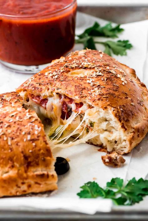 Calzone Recipe Easy, Homemade Calzone, Pizza Calzone, Calzone Recipe, Pizza Roll, Calzone Pizza, Clam Recipes, Pizza Recipes Dough, Cured Meats