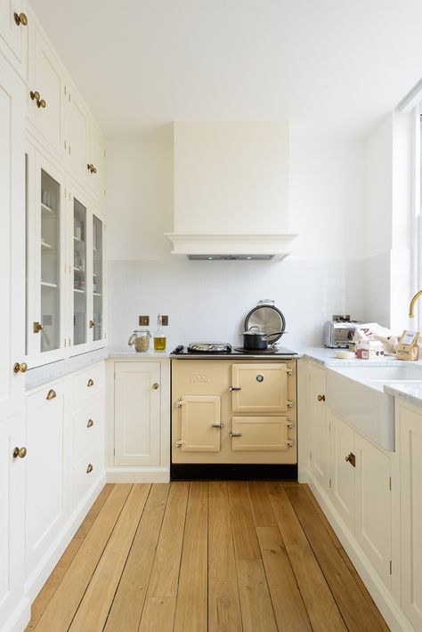 Tips For Creating a Small but Beautiful Kitchen - The deVOL Journal - deVOL Kitchens Small Kitchen Design Layout, Small White Kitchens, Kitchen Design Images, Tiny Kitchen Design, Small Modern Kitchens, Casual Kitchen, Courtyard Gardens, Kitchen Design Pictures, Simple Kitchen Design