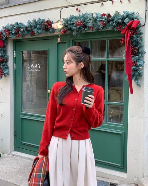 Korean Red Outfit, Red Outfit Korean, Sweater Outfits Korean, Ootd Red, Red Sweater Outfit, Oversized Red Sweater, Rok Midi, Rok Outfit, Xmas Outfit