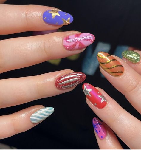 Abstract Christmas Nail Art, Colorful Holiday Nails, Groovy Christmas Nails, Funky Christmas Nails Design, Tacky Christmas Nails, Abstract Christmas Nails, Funky Winter Nails, Retro Christmas Nails, Short Maximalist Nails