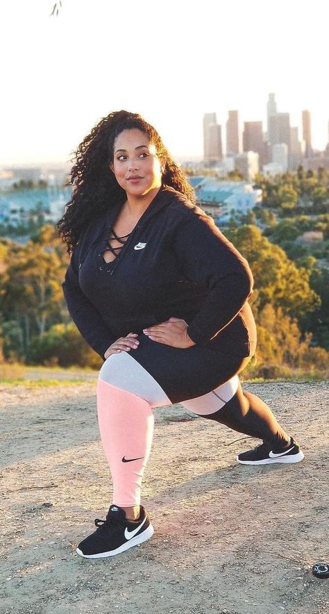 Activewear Shoot, Workout Poses, Activewear Photoshoot, Hiking Outfit Summer, Fashion Activewear, Shoot Poses, Plus Size Fall Outfit, Fitness Style, Summer Hiking Outfit