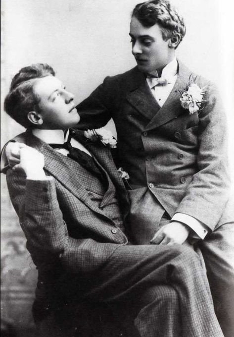 Viscount Drumlanrig and Lord Alfred Douglas, lover of Oscar Wilde. Quite similar to Mr Franklin and Brandon in chapter 4 of Past Time. Alfred Douglas, Lord Alfred Douglas, Pale Complexion, Vintage Couples, Writers And Poets, Dorian Gray, Historical Pictures, Oscar Wilde, Gay Love