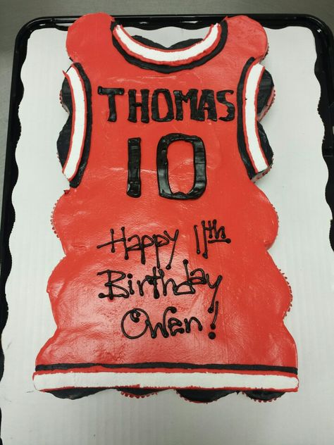 Cupcake cake of a basketball jersey Cupcake Jersey Cake, Basketball Cupcake Cake, Jersey Cupcake Cake, Cupcake Basketball, Baking Tricks, Basketball Cupcakes, Sports Cakes, Pull Apart Cupcake Cake, Shaped Cakes