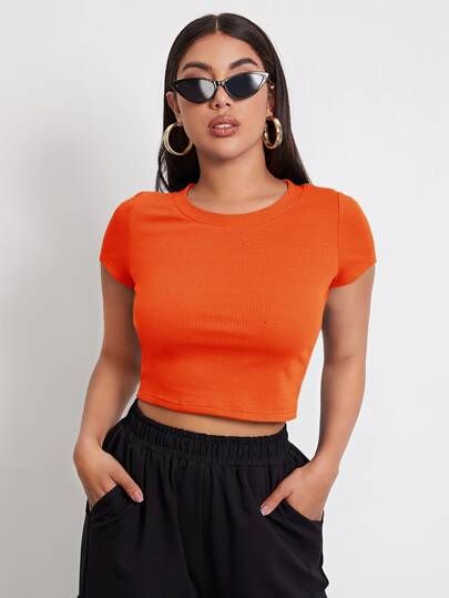 Orange Top Outfit, Orange Shirt Outfit, Blusas Crop Top, Top Summer Outfits, Orange Crop Top, Black Color Hairstyles, Color Hairstyles, Orange Outfit, Outfit Ideas For Women