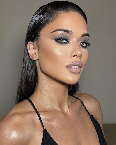 Smokey Eye Makeup Glam, Night Out Makeup Looks, Night Makeup Looks, Grey Eye Makeup, Wedding Guest Makeup, Grey Makeup, Dark Eyeshadow, Runway Makeup, Glam Makeup Look