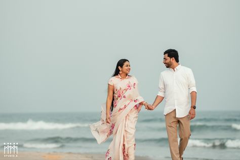 Saree at the beach unexpectedly turned out to be a great retro idea Beach Saree Photoshoot, Beach Saree, Goa Photoshoot, Western Couples, Pre Wedding Photoshoot Props, Photo Mood, Photoshoot Outdoor, Wedding Photoshoot Props, Pre Wedding Photoshoot Outdoor