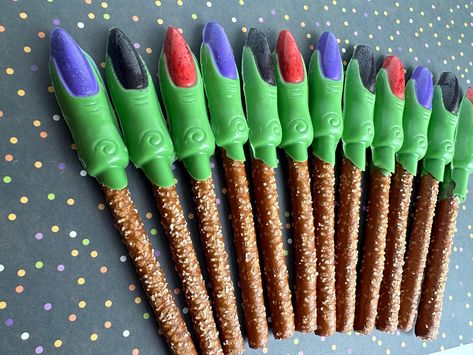 CREEPY and SCAREY but, fun Halloween Witch Fingers. Chocolate Covered pretzel rods crafted with green chocolate with your choice of nail color. Made only when ordered so to insure a fresh and crunchy finger!   These are perfect for Trick-or-Treators or as favors for school or Halloween parties. The kids will really enjoy these treats!!  Do you think you might need more than 12? Then send me a convo and I will create a custom listing with the quantities you desire.  Each will come individually wr Thanksgiving Party Desserts, Thanksgiving School Party, Witch Fingers, Covered Pretzel Rods, Festival Activities, School Party Favors, Awesome Party Favors, Christmas Treats For Gifts, Chocolate Covered Pretzel