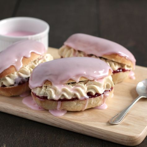 Iced finger buns recipe | BakingMad Without the cream , mascarpone instead perhaps mmmmmmm sugar Iced Fingers, Finger Buns, Cream Buns, Iced Buns, Cream Bun, Baking Buns, Pastel Cupcakes, Kneading Dough, Buns Recipe