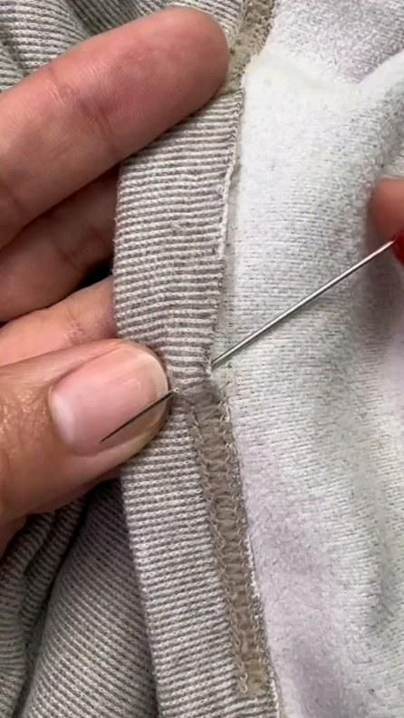 Elde overlok yapımı tekniği🙋🏻‍♀️ Video?dm please Different Stitches Sewing, Seam Stitch By Hand, How To Sew With A Needle, Decorative Hem Stitch, Overlock Stitch By Hand, How To Sew By Hand, How To Hand Sew, Hemming By Hand, Thrift Flip Clothes Ideas