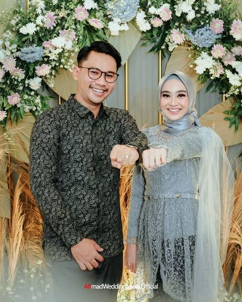 Engangement session in 2022 | Fotografi tunangan, Foto tunangan, Foto pertunangan Foto Lamaran, Pose Pengantin, Foto Pertunangan, Batik Couple, Bride Dress Simple, Engagement Photography Poses, Wedding Photoshoot Props, Hijab Wedding, Engagement Proposal