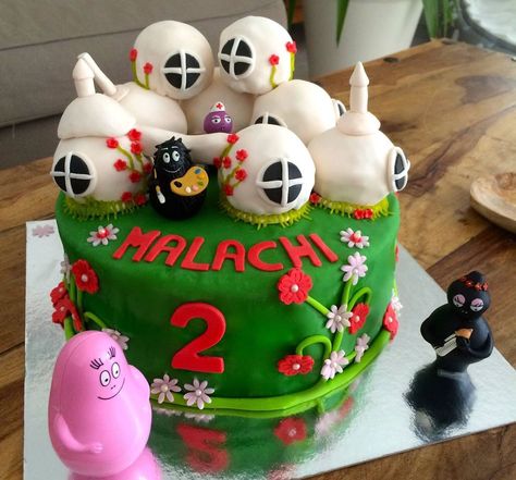 Barbapapa cake with the Barbapapa family house on top. A birthday cake for girls and boys Barbapapa Cake Topper Printable, Barbapapa Cake, Birthday Cake Barbapapa, House Birthday Cake, Cake Diy, House Cake, A Birthday Cake, Diy Cake, Cake Decor