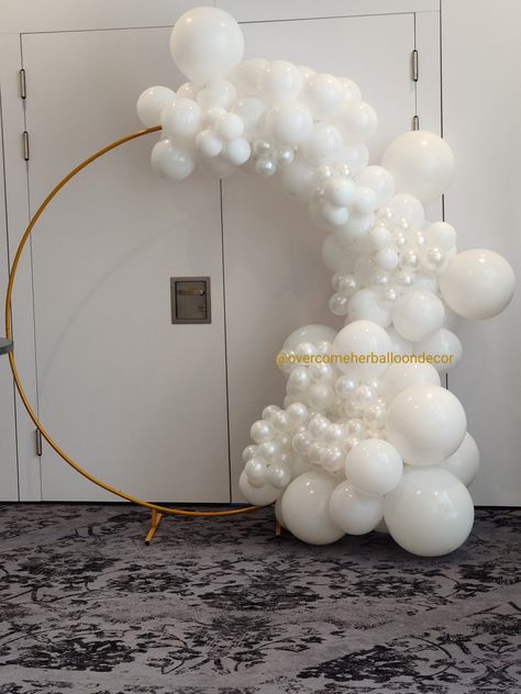 White And Cream Balloon Arch, White And Pearl Balloon Garland, Pearl Backdrop Ideas, Pearl White Balloon Garland, Ballon Arch Wedding Reception, Pearl Theme Decor, Pearl Themed Baby Shower Decor, Pearl Themed Bridal Shower, Pearl Themed Wedding Decor