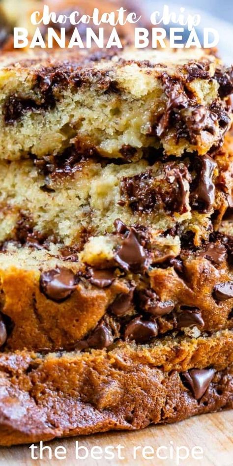 This Chocolate Chip Banana Bread Recipe is the best easy one bowl banana bread! It's super moist and made with 2 bananas and tons of chocolate chips. Everyone loves this recipe! Chocolate Chip Bread Recipe, One Bowl Banana Bread, Chocolate Chip Banana Bread Recipe, Crazy For Crust, Chocolate Chip Bread, Bolo Fit, Chocolate Chip Banana, Chocolate Banana Bread, Best Banana Bread